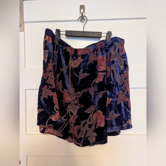 Women's Skies are Blue velour off the shoulder bell sleeve top size medium. - Picture 1 of 6